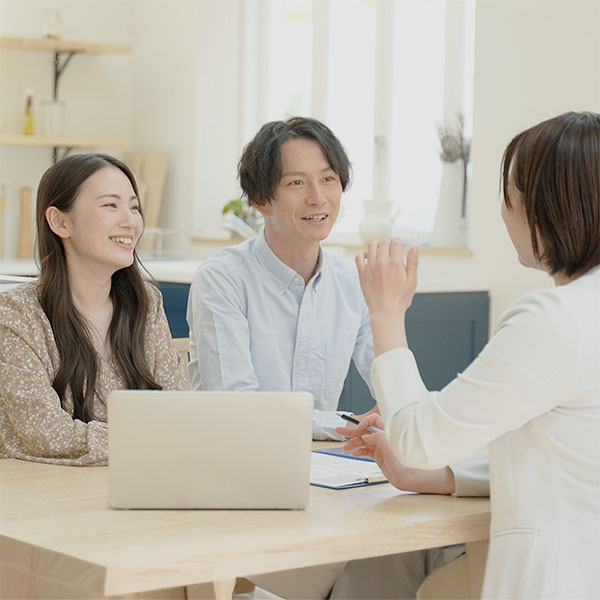 火のある暮らしの相談をする夫婦